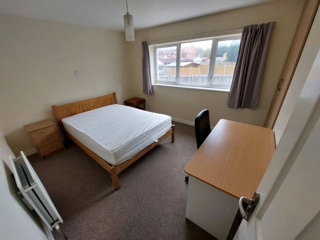 Rooms to rent in quiet house, bills included. Main Photo