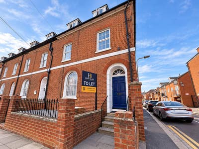 Walking Distance to Reading Town Centre Main Photo