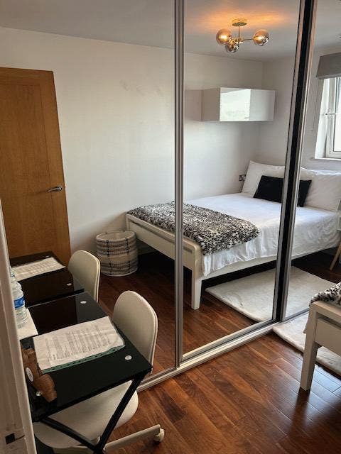 Double Room/private bathroom for a professional Main Photo