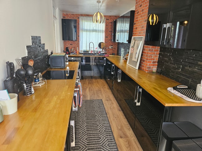 1 room in 2 bed flat sharing with 1 other femal Main Photo