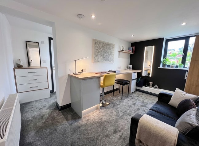 Luxury Large Studio Room + Ensuite *Bills inc* Main Photo
