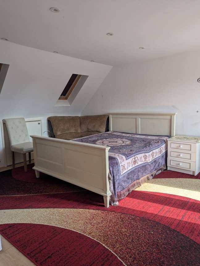 En-suite Loft Room with Mini Kitchen – &pound;1,200/mo Main Photo