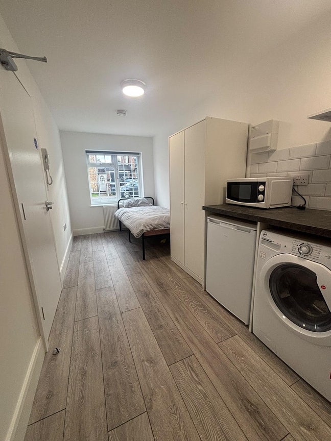 Ensuite with Kitchnette - Universal Credit Welcome Main Photo