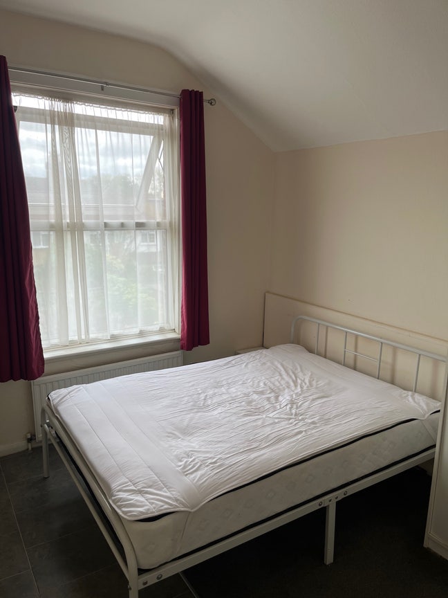 Double Room in Large 3 Storey House Main Photo