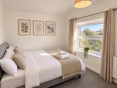 Newly Renovated Rooms Available in RM16 4ET Main Photo