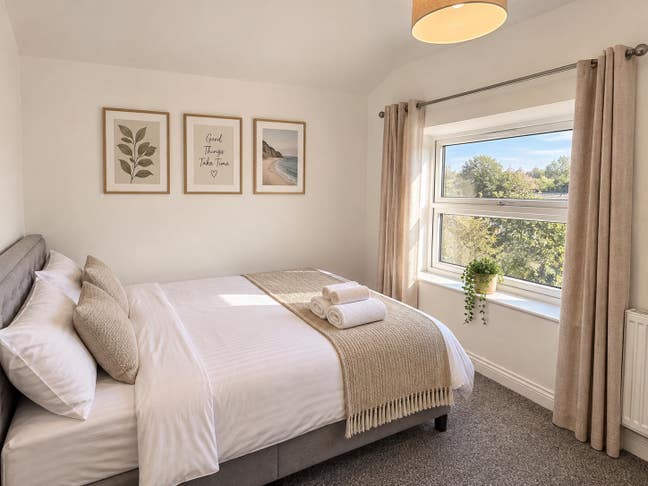 Newly Renovated Rooms Available in RM16 4ET Main Photo