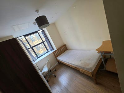 En Suite Apartment in Central Location Available Main Photo