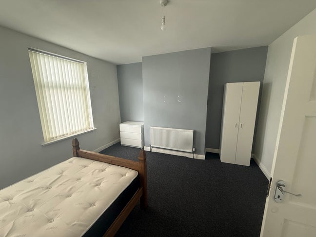Furnished BD8 Room Near Heaton Road – Bills & Wifi Main Photo
