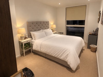 Spacious double in riverside flat with Thames view Main Photo