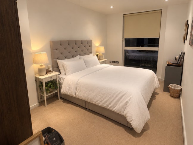 Spacious double in riverside flat with Thames view Main Photo