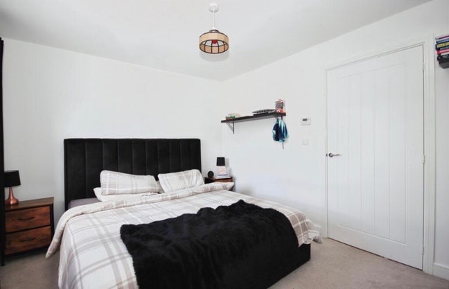 Spacious Double Room to Rent for Professionals Main Photo