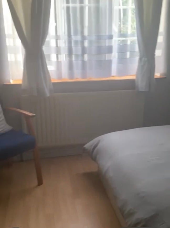 Room to let in a family home Main Photo