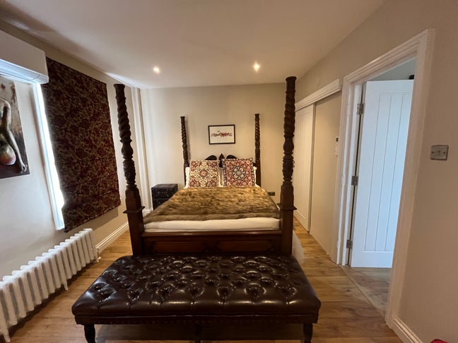 Beautiful room in a stunning house Main Photo