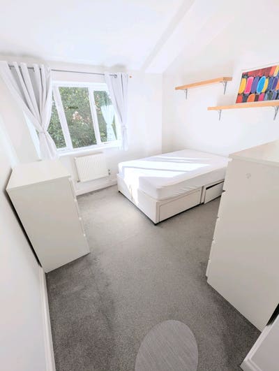 Newly Refurbished Double Room- Large & Bright! SE8 Main Photo