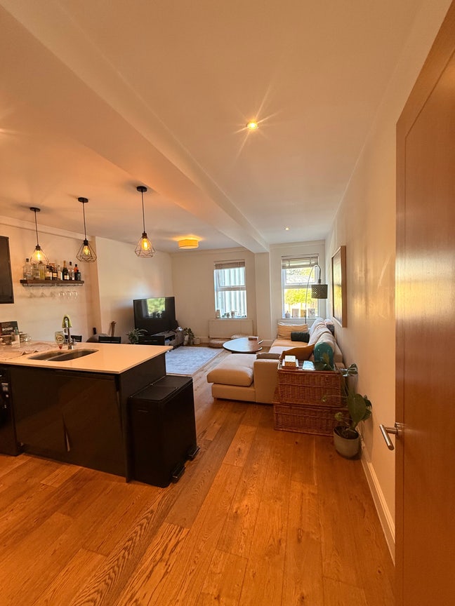Lovely 2 bed, 2 bathroom in heart of Twickenham  Main Photo