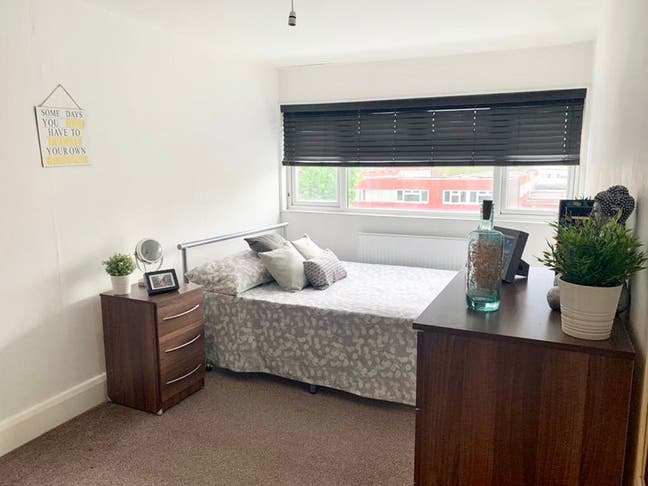 🎄 Ensuite in SW20- 6 Mins to Train- December🎄 Main Photo