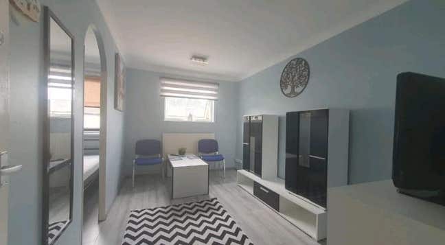 Large room in shared house Main Photo