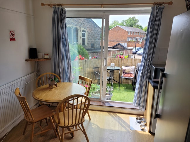 Single room available in a 4 bedroom house Main Photo
