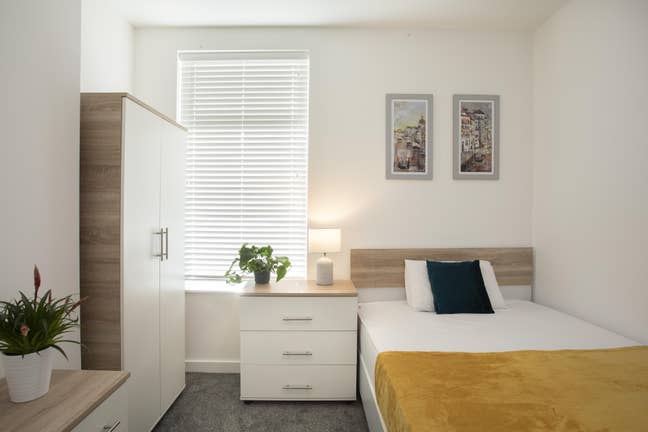 Large double en-suites next to the RAE Infirmary! Main Photo