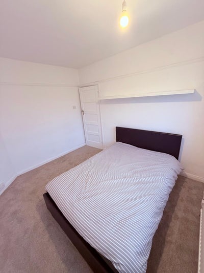 Double Bedroom in a 3bed house Main Photo