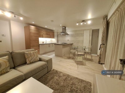 Double bedroom in two-bed flat Main Photo