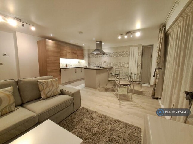 Double bedroom in two-bed flat Main Photo