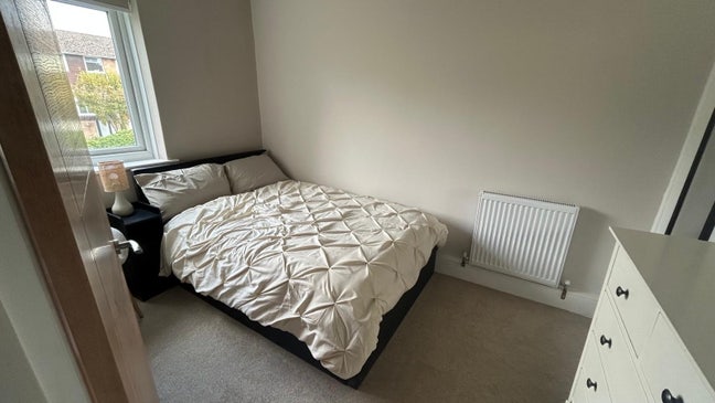 1 Room to Rent in a Spacious Flat Main Photo