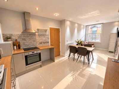 Modern spacious Apartment located in Pontcanna  Main Photo