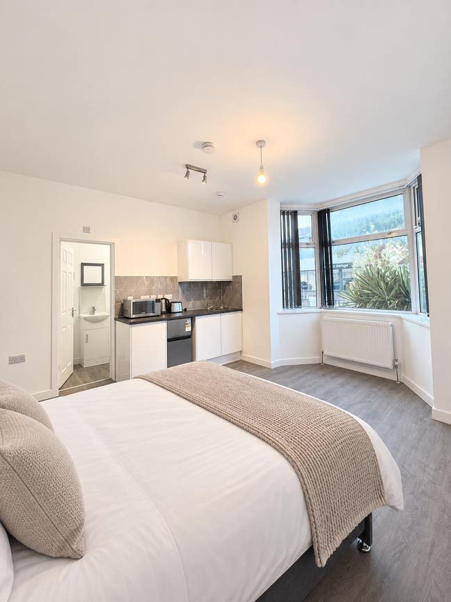 Spacious Studio | Towler Street | Couples Welcome  Main Photo