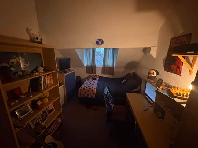 Attic room, Victoria Park. &pound;172pw, right by campus Main Photo
