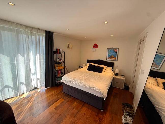 Double en-suite in girls flat close to Angel  Main Photo