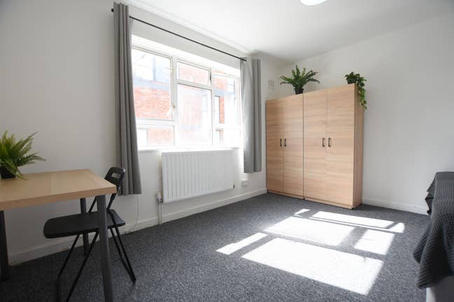 ** Extra Large Room - 2 mins Willesden Green ** Main Photo