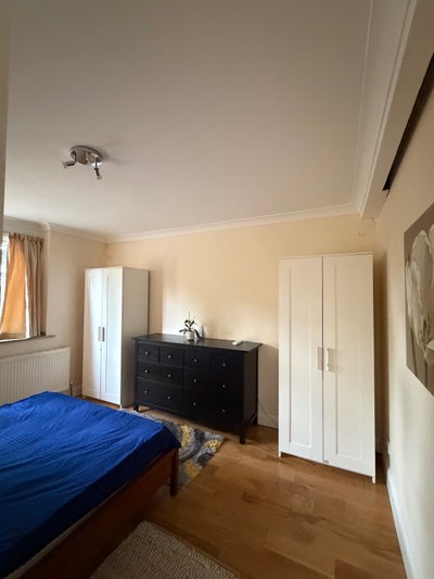 Friendly couple looking for a flatmate Main Photo