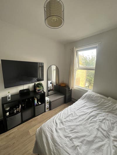 Bright Double Room - Plaistow Station 3bed 2bath Main Photo