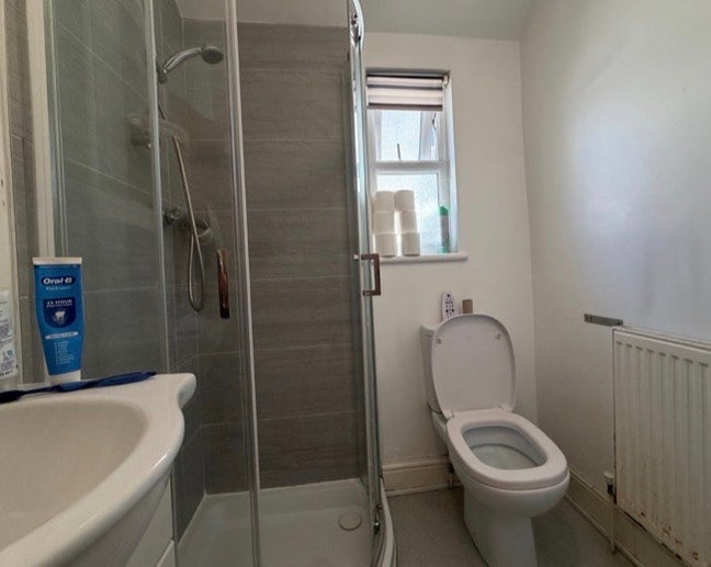 Room available in cathays Main Photo