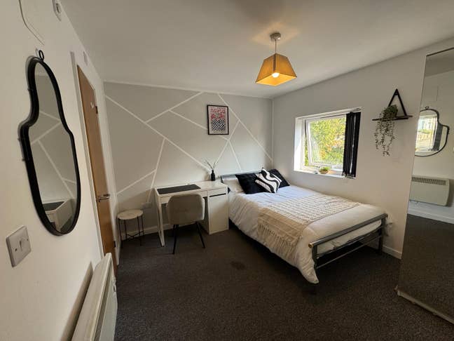 Private off-Street Parking / Ensuite / Low Deposit Main Photo