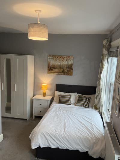 Comfy bedroom with en-suite in friendly house.  Main Photo
