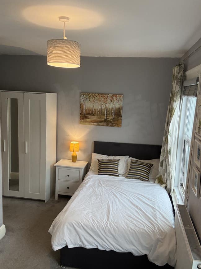 Comfy bedroom with en-suite in friendly house.  Main Photo