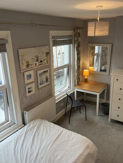 Comfy bedroom with en-suite in friendly house.  Main Photo