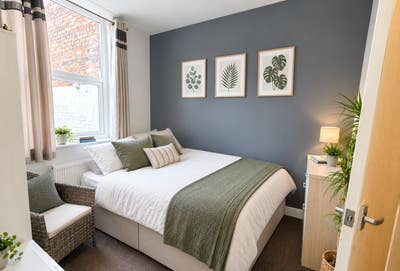 Double en-suite room near hospital & town Main Photo