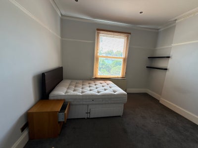 Spacious Double Bedroom in Ealing Broadway Main Photo