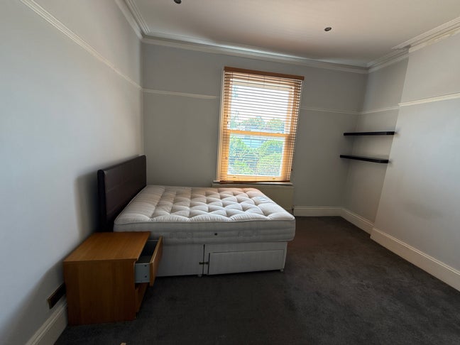 Spacious Double Bedroom in Ealing Broadway Main Photo