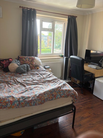 Double room in Barnes with parking space  Main Photo