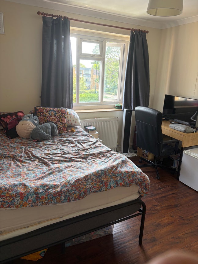 Double room in Barnes with parking space  Main Photo