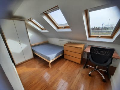 Small double Bedroom in Wimbledon Chase house  Main Photo