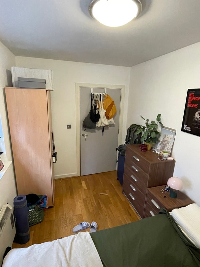 Room in house with 2 flatmates Main Photo