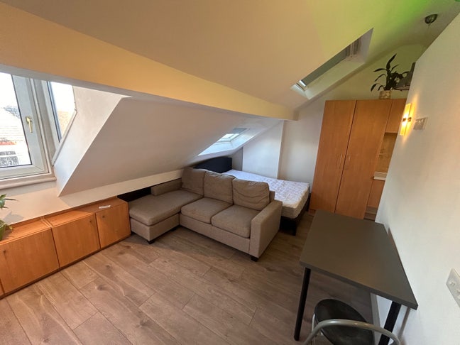 Studio in Salford available  Main Photo