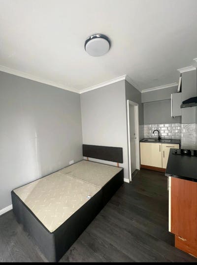 Room Studio to Let Main Photo