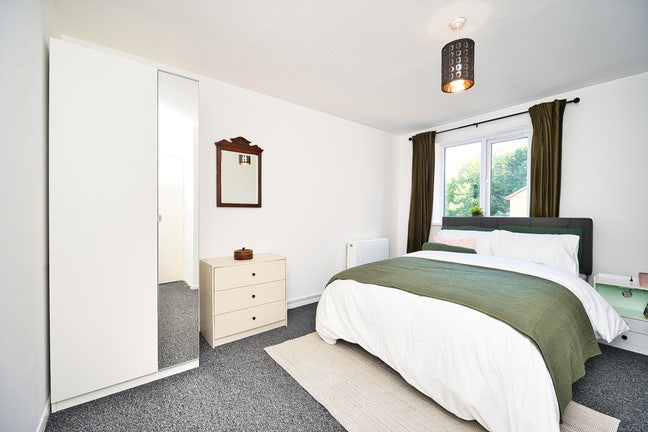 Furnished 2 Bed Apartment + Parking in Stratford Main Photo