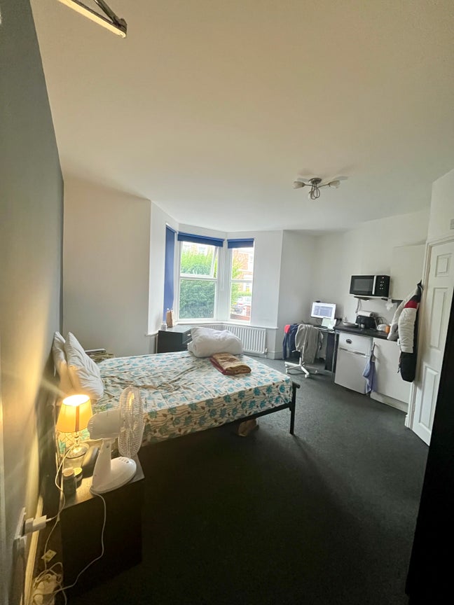 Short Term En-Suite Room Available  Main Photo